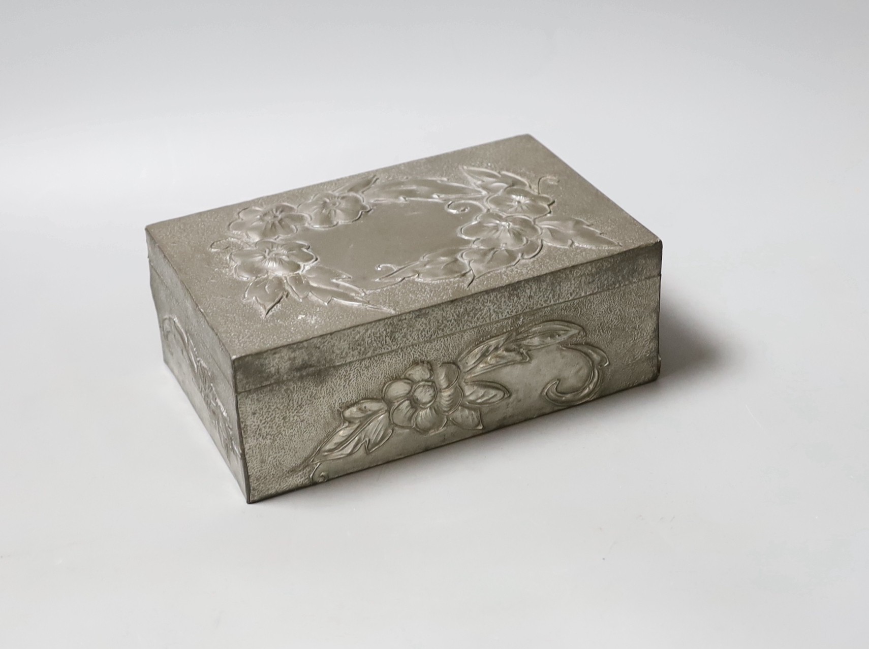 Cased silver medallions and other jewellery including paste and white metal.